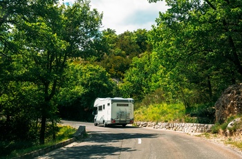 Oplev Tour de France i en autocamper - find en god plads langs vejen og hep på cykelrytterne