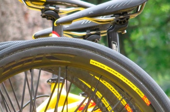 Oplev Tour de France i en autocamper - nye hjul er klar på toppen af holdbilerne