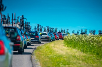 Oplev Tour de France i en autocamper - holdbilerne følger efter feltet