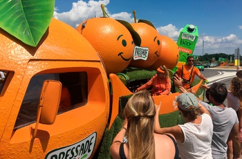 Oplev Tour de France i en autocamper - Reklamekaravnen kommer 2 timer før feltet - et kæmpe hit blandt tilskuerne