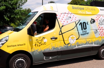 Oplev Tour de France i en autocamper - Du kan købe merchandise fra varevogne og ved boder i byerne