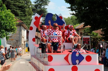 Oplev Tour de France i en autocamper - Reklamekaravanen kommer 2 timer før feltet - et kæmpe hit blandt tilskuerne