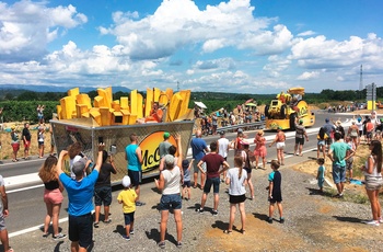 Oplev Tour de France i en autocamper - Reklamekaravanen kommer 2 timer før feltet - et kæmpe hit blandt tilskuerne