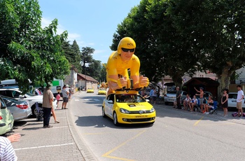 Oplev Tour de France i en autocamper - Reklamekaravanen kommer 2 timer før feltet - et kæmpe hit blandt tilskuerne