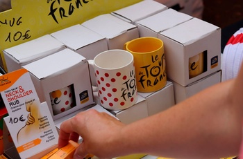 Oplev Tour de France i en autocamper - Du kan købe merchandise fra varevogne og ved boder i byerne