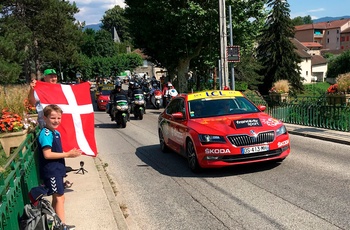 Oplev Tour de France i en autocamper - feltet kører forbi på en flad etape og dansk fan