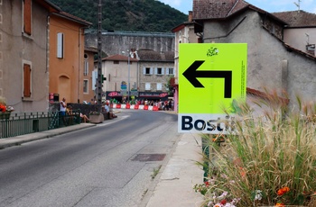 Oplev Tour de France i en autocamper - De neongule skilte viser vej for feltet og rytterne