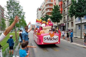 Oplev Tour de France i en autocamper - Reklamekaravanen kommer 2 timer før feltet - et kæmpe hit blandt tilskuerne