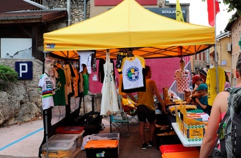 Oplev Tour de France i en autocamper - Du kan købe merchandise fra varevogne og ved boder i byerne