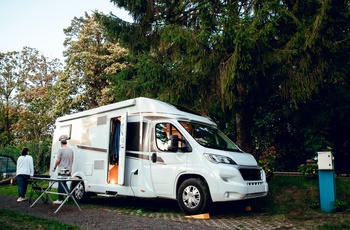 Oplev Tour de France i en autocamper - parkering i vejsiden - husk at spørge om lov hvis du holder på privat grund