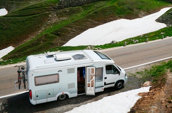 Oplev Tour de France i en autocamper - parkering i vejsiden langs ruten