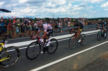 Oplev Tour de France i en autocamper - feltet kommer forbi i en rasende fart!