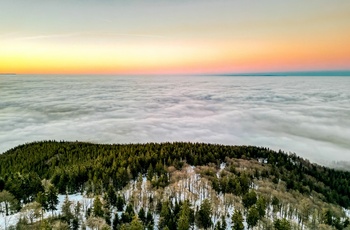 Luftfoto, Inselberg i Thüringen i vinterpragt og tykt skydække - © FDM Travel / Shutterstock