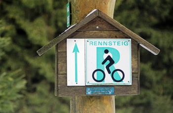 Cykelruten Rennsteig-Radweg i Thüringen - © FDM Travel / Adobe Stock