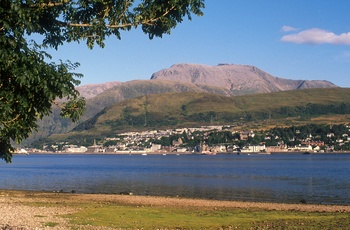 Udsigt over Loch Linnhe til Fort William og Ben Nevis Skotland